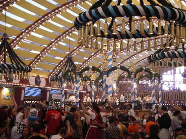 File:Oktoberfest2.jpg