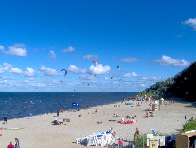 File:Plaża w Pucku - kitesurfers - beach in Puck (4).jpg