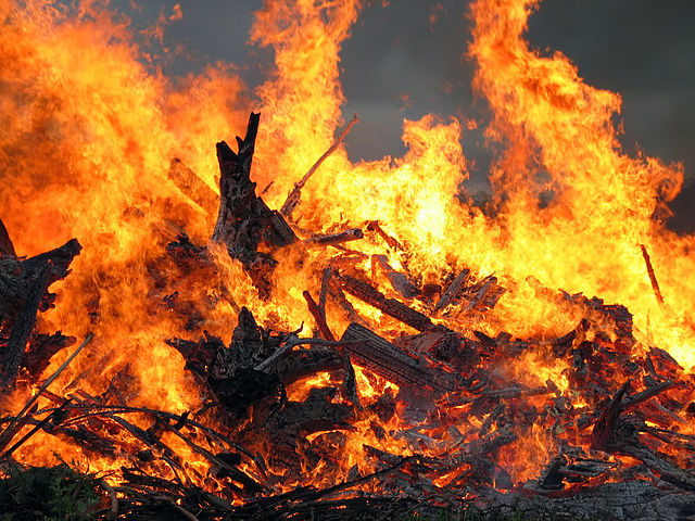 File:Midsummer bonfire closeup.jpg