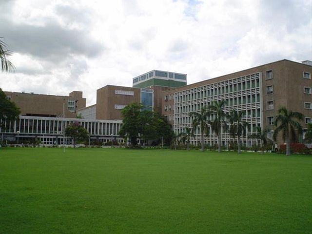 File:AIIMS central lawn.jpg