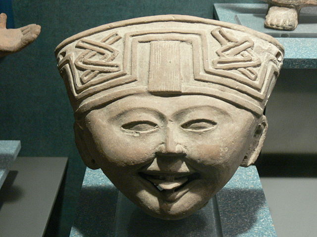 File:Olmeken - Lachendes Gesicht 1.jpg