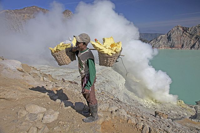 File:Kawah Ijen -East Java -Indonesia -sulphur-31July2009.jpg