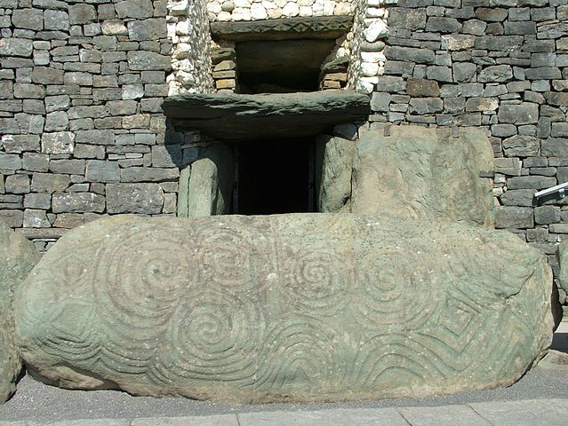File:Newgrange Eingang Stein.jpg
