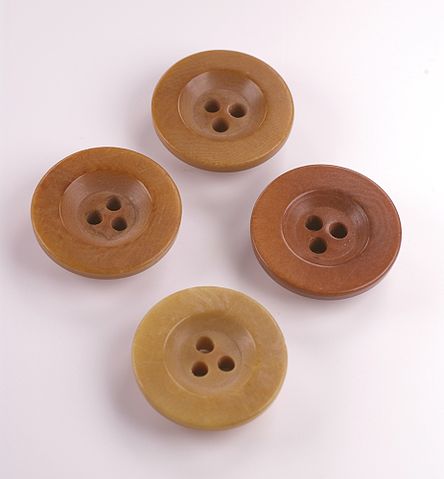 File:Three holes buttons.jpg