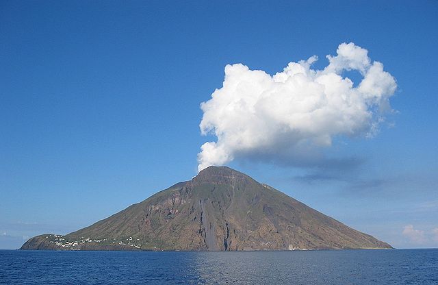 File:DenglerSW-Stromboli-20040928-1230x800.jpg