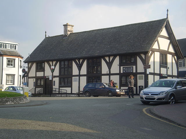 File:The Old Court House Ruthin Wales.jpg