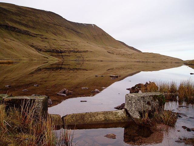 File:Llyn y Fan Fawr.jpg