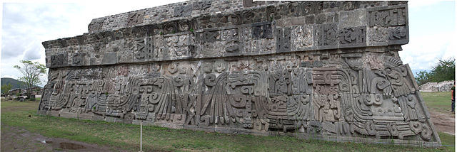 File:Xochicalco Serpiente Emplumada GR.jpg