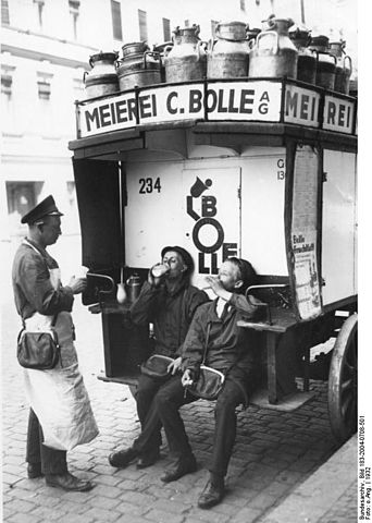 File:Bundesarchiv Bild 183-2004-0708-501, Berlin, Milch von Bolle in der Pause.jpg