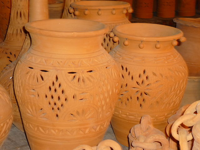 File:Clay pots in punjab pakistan.JPG
