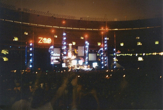File:Zoo TV Tour 1992-09-03 Veterans Stadium pic d.jpg