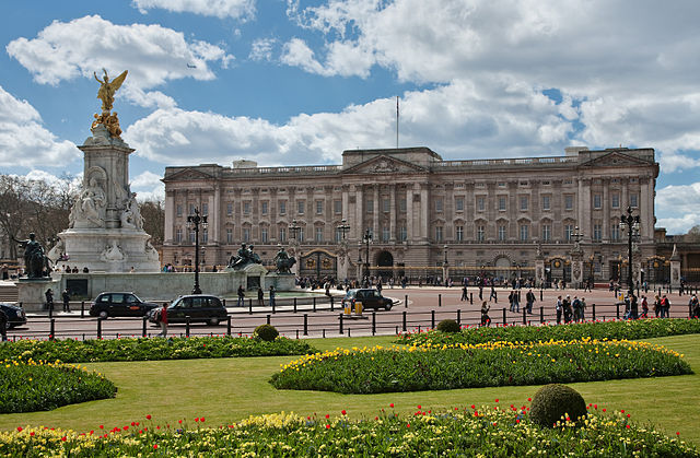 File:Buckingham Palace, London - April 2009.jpg