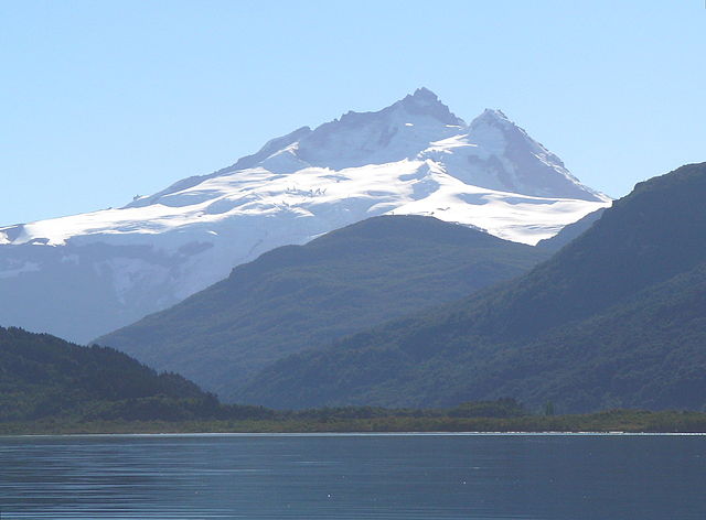 File:Cerro tronador desde lago mascardi 01b.jpg