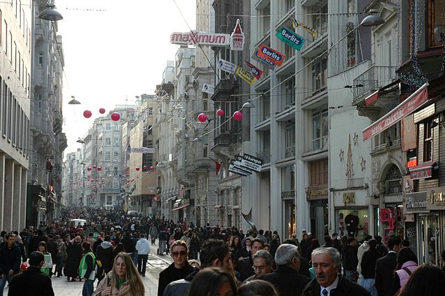 File:Istanbul - Avinguda d'Istiklâl.JPG