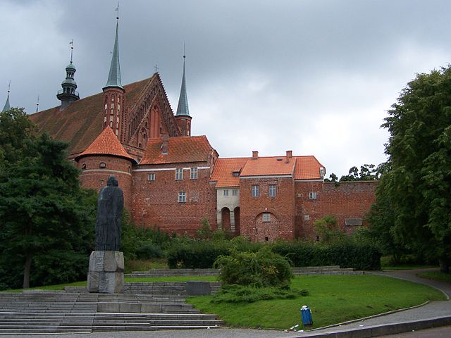 File:Frombork - Wzgórze katedralne.JPG