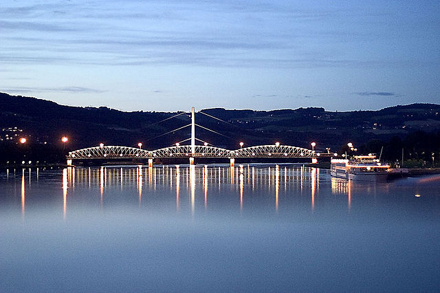File:Danube in Linz.jpg