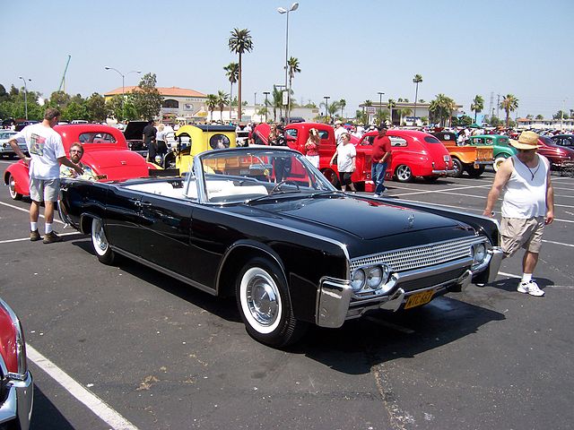 File:1961 Lincoln Continental.jpg