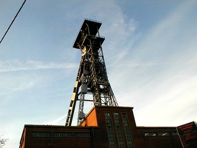 File:Chassis à molette de Crachet à Frameries vue large.JPG