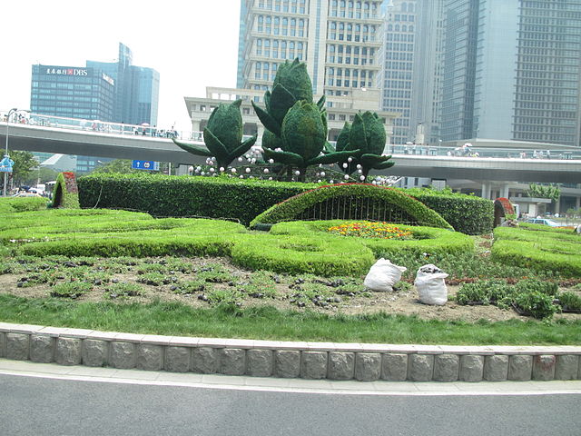 File:Garden on street in Shanghai.JPG