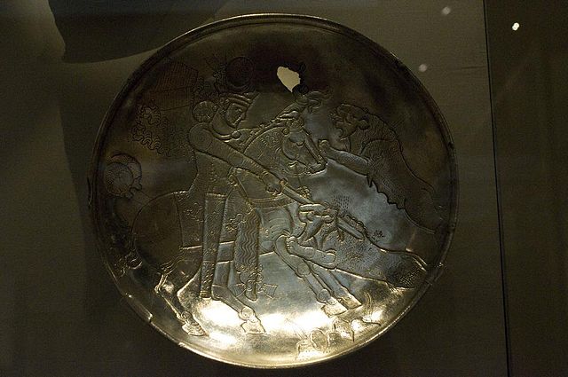 File:Sassanid silver plate depicting a lion hunt by Nickmard Khoey.jpg