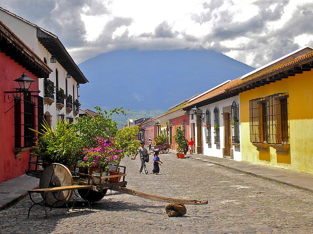 File:Calle del Arco, Antigua Guatemala.jpg