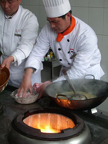 File:Wok cooking and the heat source by The Pocket in Nanjing.jpg