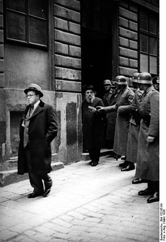 File:Bundesarchiv Bild 152-65-04, Wien, SS-Razzia bei jüdischer Gemeinde.jpg