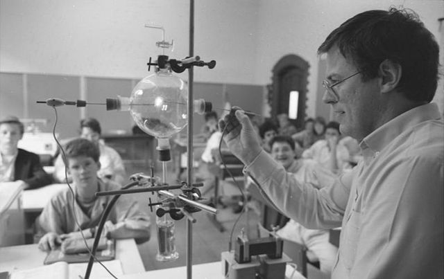 File:Bundesarchiv B 145 Bild-F079063-0034, Bonn, Gymnasium, Chemieunterricht.jpg