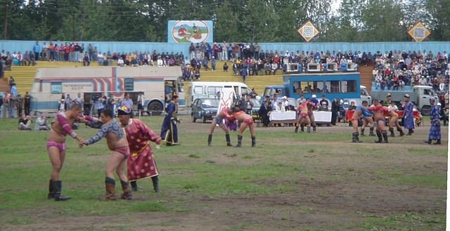 File:Wrestling competition in Tos Bulak.jpg