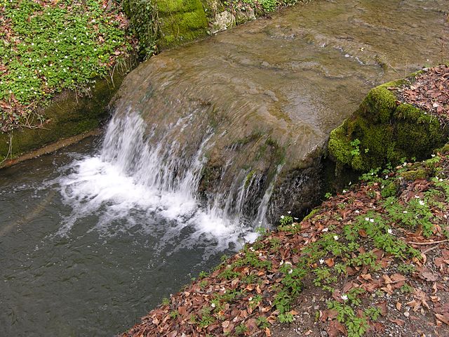 File:StoneFormationInWater.jpg