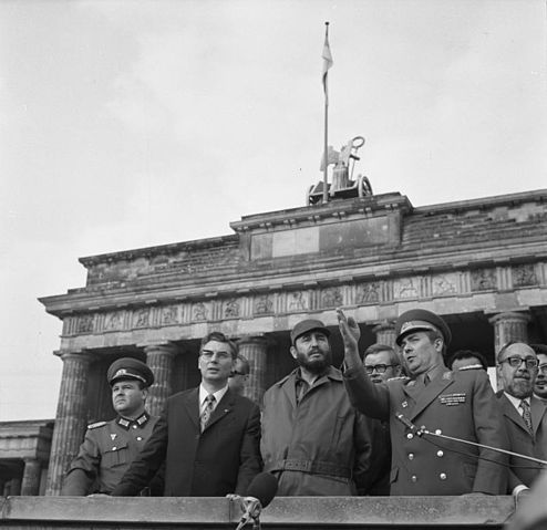 File:Bundesarchiv Bild 183-L0614-040, Berlin, Fidel Castro an der Grenze.jpg