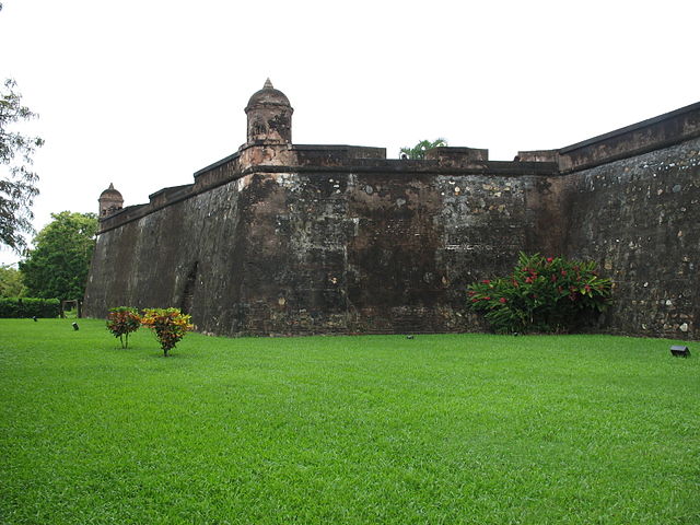 File:Exterior Fuerte de Omoa Honduras.jpg