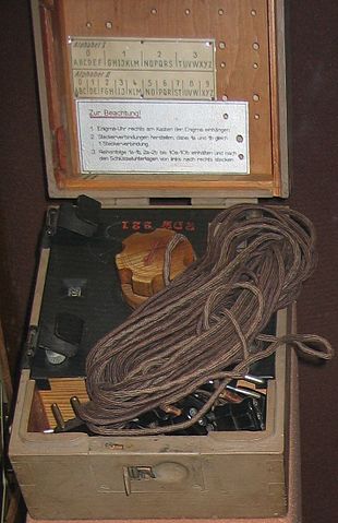 File:Enigma-uhr-box.jpg
